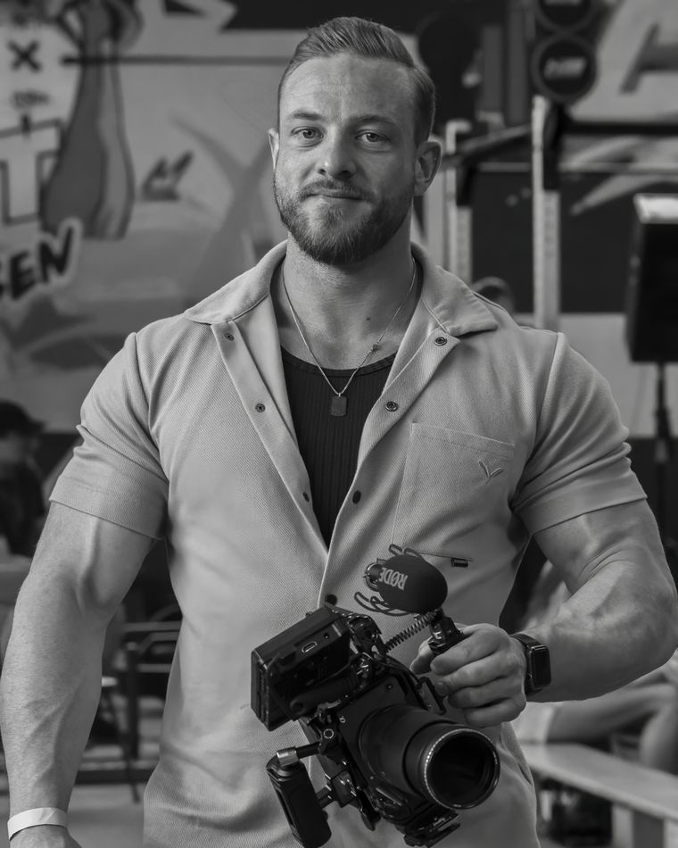 Chris Gleim mit Kamera-Rig bei einem Dreh im Gym